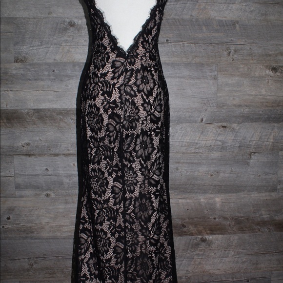 Beaty & Adam Lace V-Neck Mermaid Gown - Picture 5 of 7